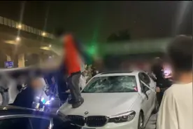 男子被追打躲进朋友宝马车，人车遭打砸群殴，警方：已抓获23人，零度观点：拳头再硬，硬不过法律铁拳！图片