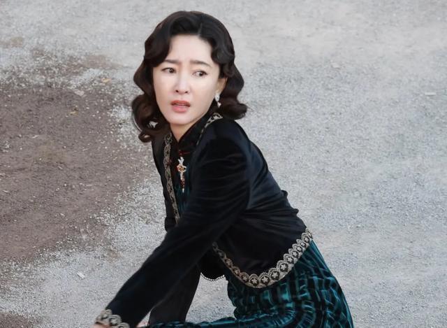 40岁王丽坤沦落到拍短剧，老公被抓2年后，她人中变长，不漂亮了