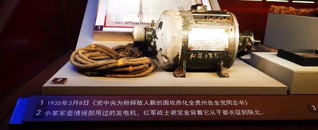老人在北京军博摸文物被制止，他却语出惊人：我背它走完的长征