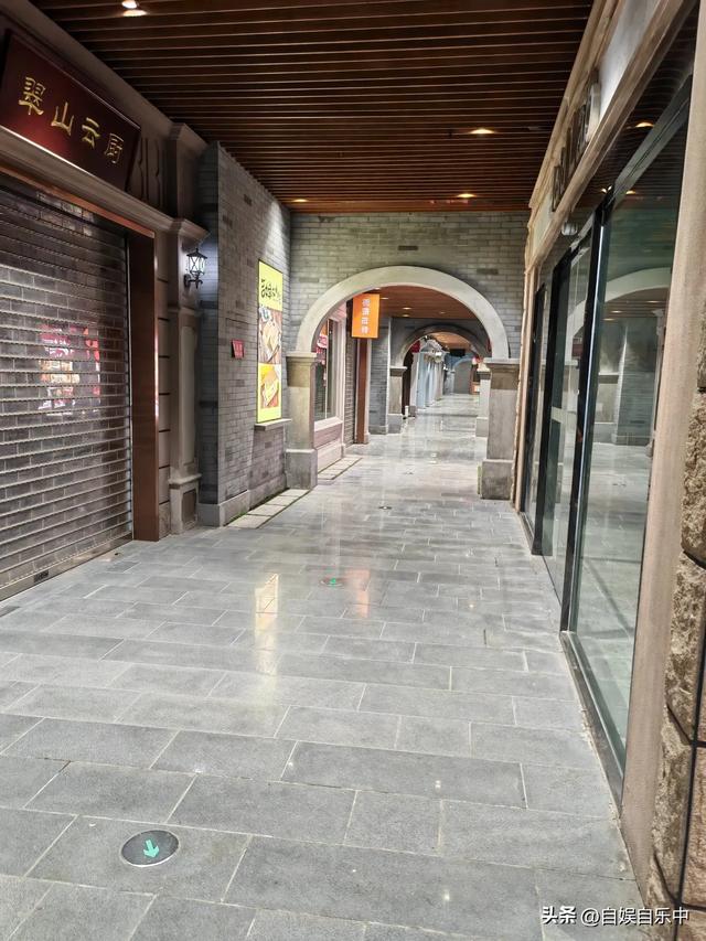 不敢想象，寸土寸金的苏州中心居然有这种地方，跟鬼屋一样