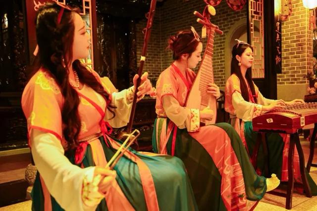 正佳广场上演“月光下的艺术狂欢”,民乐巡游轮番登场