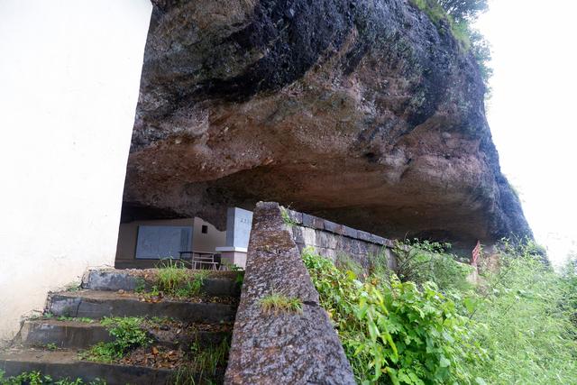 探秘三岩寺红军洞