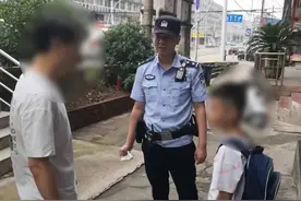 小孩哥发烧联系不上父亲，将求助电话打给了警察....图片