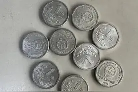 女子懵了，家里翻出一堆菊花图案的硬币，能去哪里兑换？图片