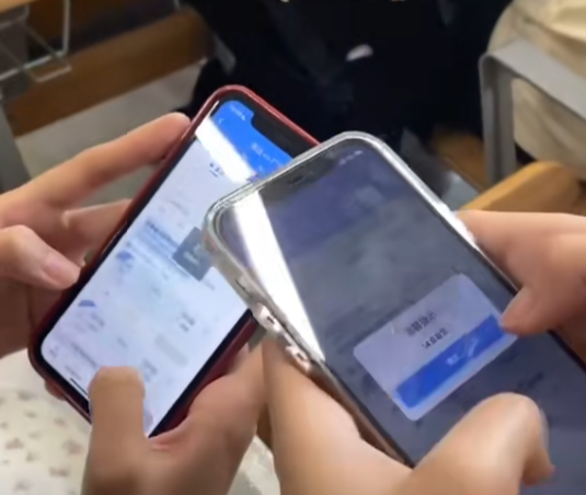 笑麻了！江苏女孩苦读12年考出家门1.4公里，4分钟到校，本人崩溃