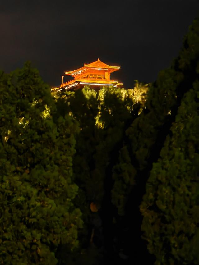 济南英雄山秋日夜景