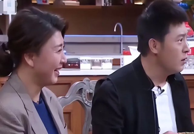 闫学晶哭穷风波还没一个月	，令人恶心的一幕再次上演，网友：严查