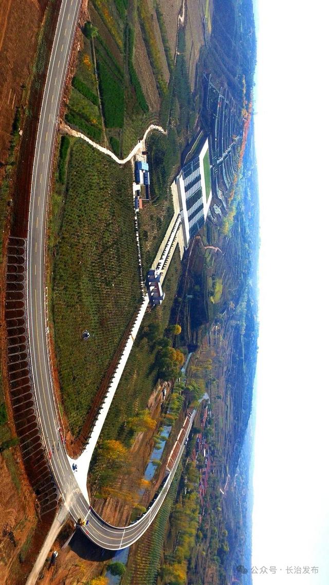 寻色三晋·山河入画｜太行一号旅游公路：在红叶云海间，驶入秋日的山水长卷