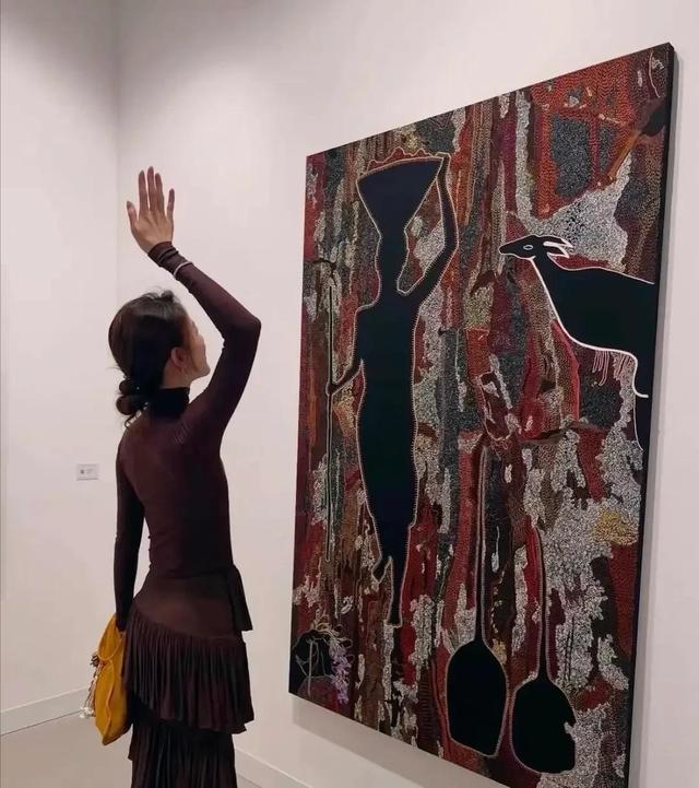 章泽天在英国和一帮富商共进晚餐，她的打扮一言难尽，肋骨外翻。