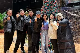 62岁马景涛陪女友过圣诞，女友看着比17岁儿子大不了几岁，很漂亮图片