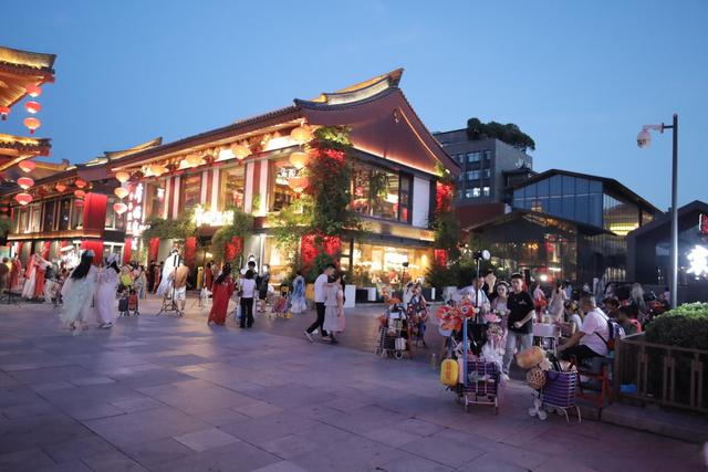 来西安大唐不夜城旅游，一定要警惕：“拍照陷阱”！