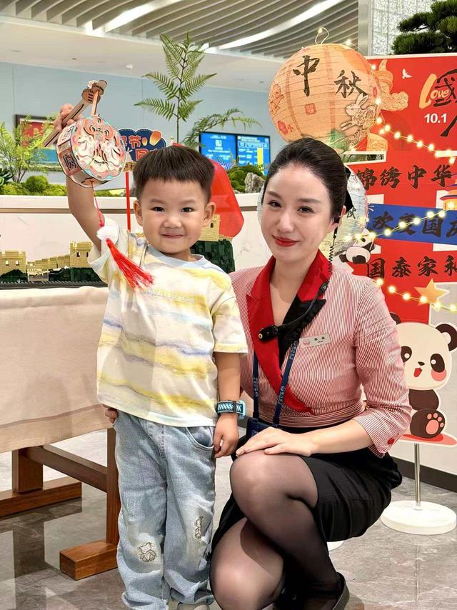 迎双节！川航在成都两机场投放近100架飞机 开展特色空地活动