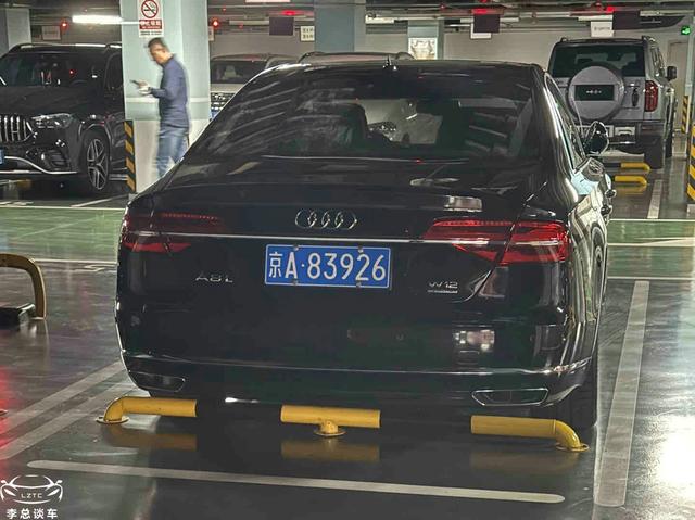 万达总部停车场	，偶遇“王健林”的奥迪A8和埃尔法停一起