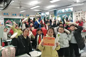 期末结束，这位成都老师给学生奖励了一堆菜图片