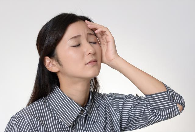 民间说“左眼跳财，右眼跳灾”，其实是错误的，眼皮跳是在提醒你