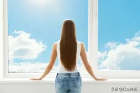 青春期女儿和继父相处，女儿一个动作，让继父当场落泪图片