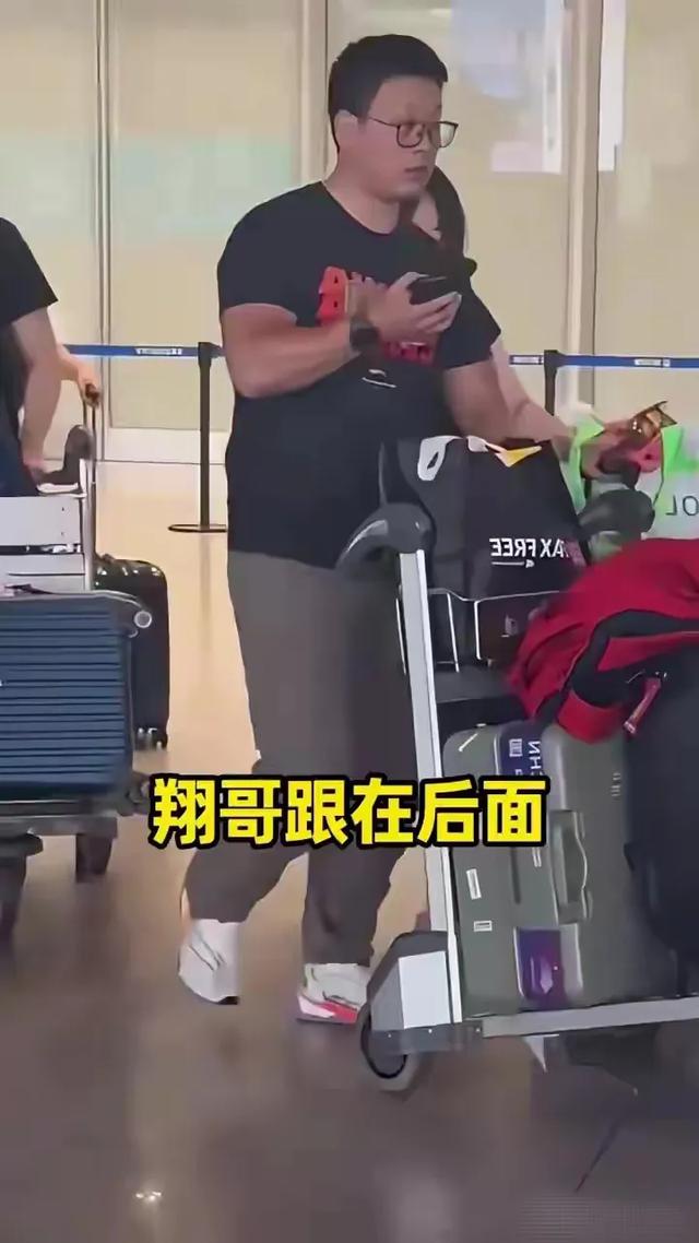 国乒回国抵达北京机场照，王曼昱被老奶奶包围，高远给小粉丝签名