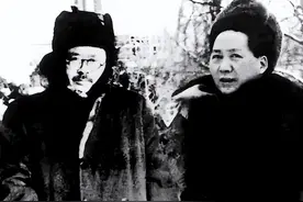 工作狂人任弼时，生命最后一刻还在工作，9个儿女只留下4人图片