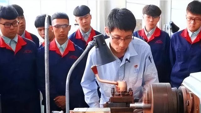 西方航空发动机绝密技术，被一初中学历小伙攻克，国家重奖800万