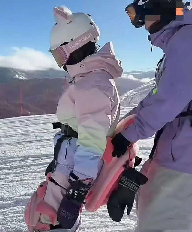 豪宅风波后，全红婵带伤新疆滑雪，令人担心的事发生 樊振东说对了