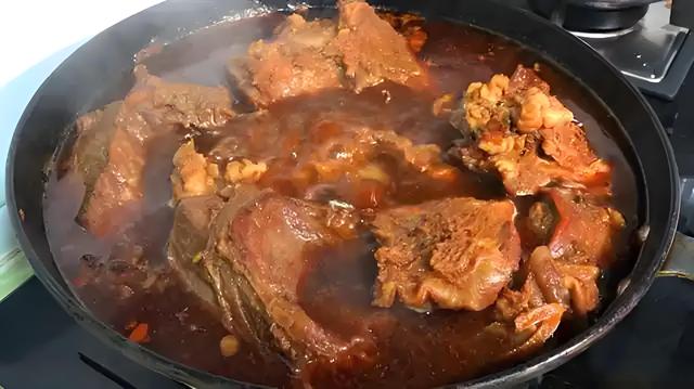 炖牛肉时，最忌焯水和直接下锅炖，教你一招，软烂入味，不腥不柴