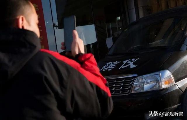 “接尸人”王亮：两年接2000具遗体，带护身符上班，最怕一种尸体