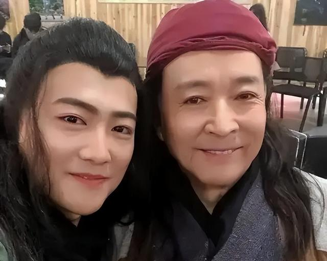 原来他早已去世，15岁演戏44岁走红	，47岁患癌离世，哥哥是熟面孔