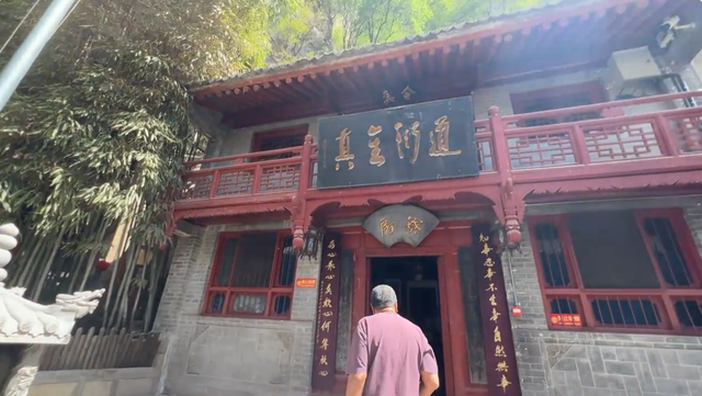 陕西宝鸡悬崖上的千年道观，底蕴丰富传说挺多，悬空栈道确实危险
