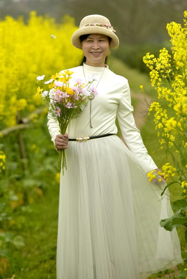 邂逅金黄，油菜花田的梦幻之约