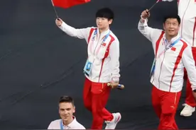 笑死！奥运会闭幕式孙颖莎带师傅见世面，没想到还要忙着找他！图片
