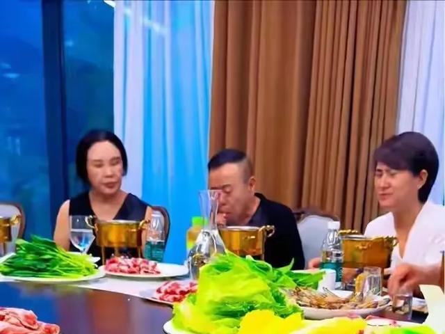 潘长江一家北京别墅宴客，餐厅大得像会所，妻子杨云罕见现身！