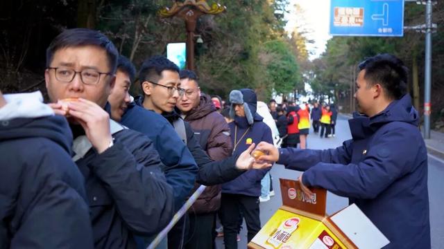 悠然庐山行 星月送客归：庐山景区全力护航游客春节旅程
