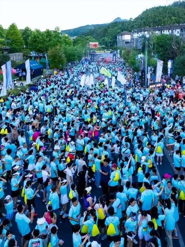 暑期文旅“冰火两重天”，明月山凭啥逆势爆火？