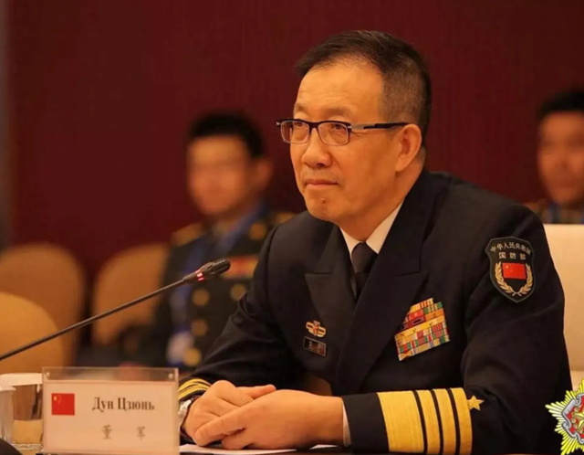 董军发统一强音，为跟中方谈，美媒放出消息，特朗普叫停对台军援