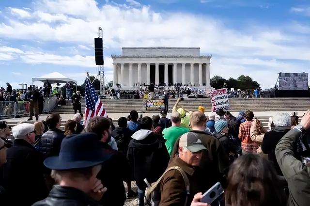 超700万人游行抗议，特朗普令战机向示威者泼粪！全美为何又在反