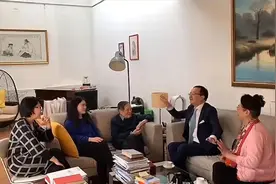 2021年，99岁杨振宁在北京家中留影，72岁岳母出镜，翁帆长胖了图片