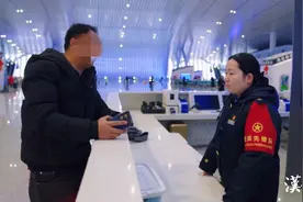 “这一刻，我们都是父亲！”——父亲送车疏忽导致4岁幼童独困汽车，铁路部门紧急寻车救人图片