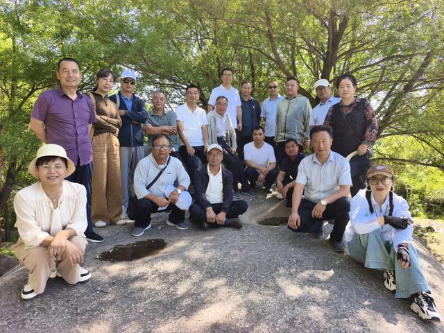积石山县文学赋能采风活动临夏州本土作家走进积石山县石海景区