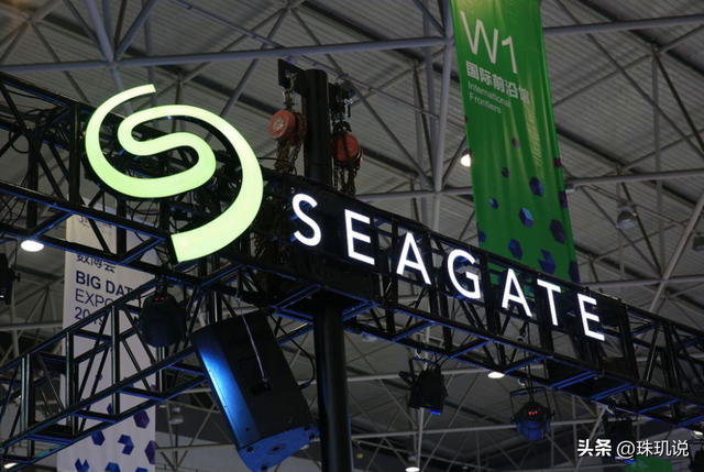 希捷50TB硬盘破局，美光120亿现金抗周期，谁是超英伟达10倍黑马