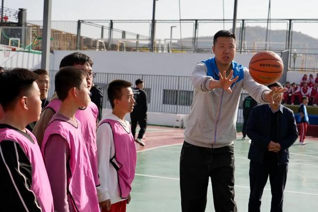 中国篮协：热烈祝贺王治郅