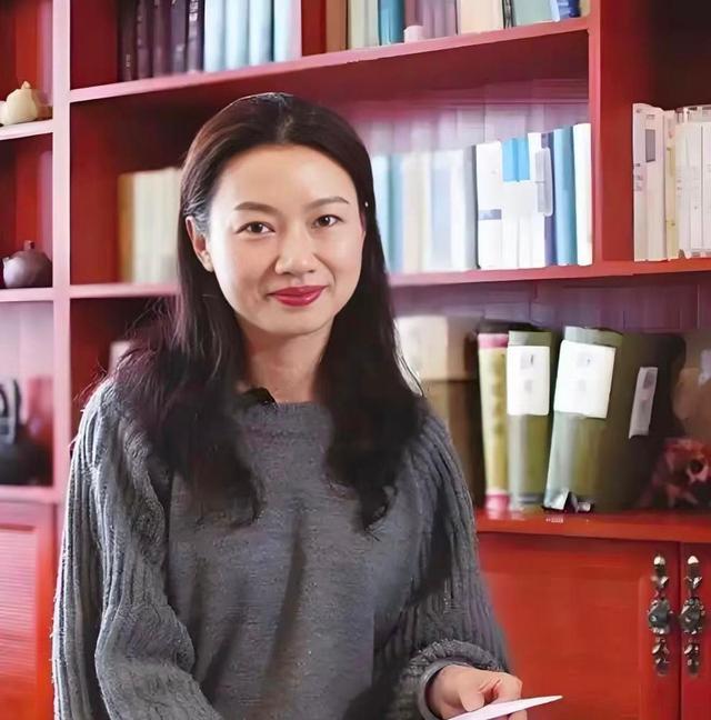 中南大学美女教授杨雨，一句好酒好色，把李清照从庙堂拉回人间