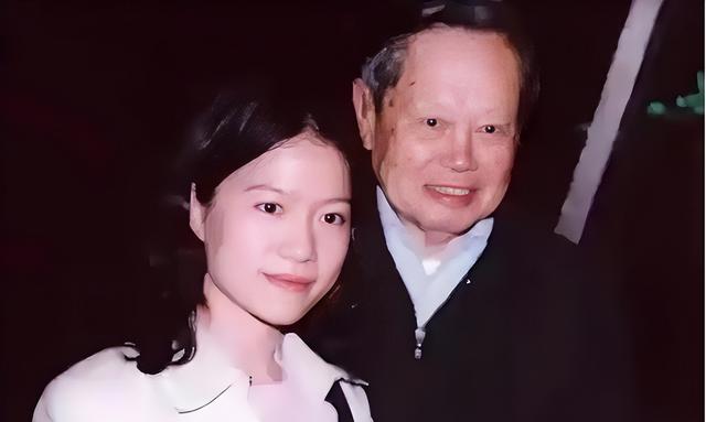 21年相伴，她陪他走完最后一程，谁懂这份沉默的爱？