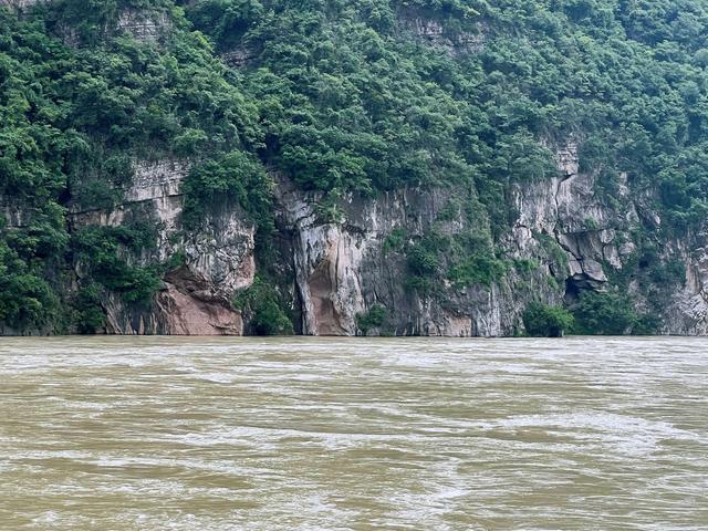 离开城市的喧闹，小城峨边的惊喜（大渡河的波涛）