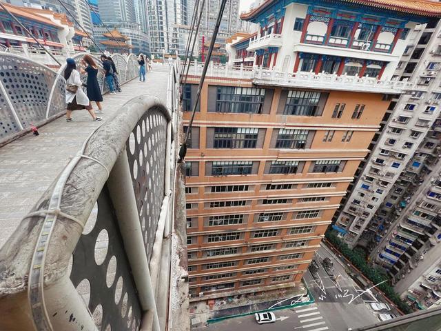 重庆又一“另类”网红地：医院门诊楼成打卡点，游客为啥争相来？