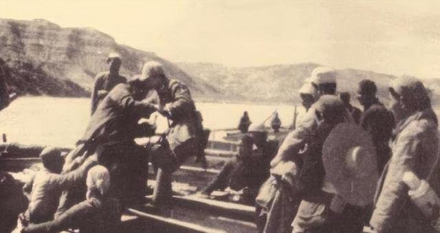 1948年毛主席东渡黄河，刚开船，毛泽东突然转身：快！给我照相