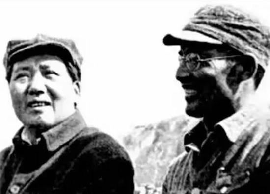 天安门为何不悬挂毛主席的照片，而是挂画像？主席画像师给出答案