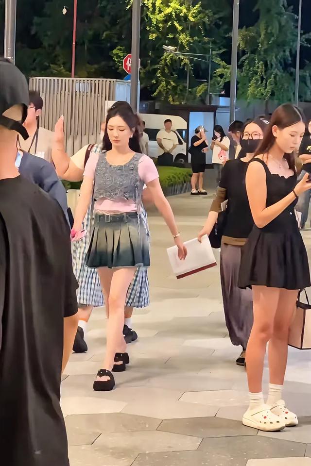 江疏影近态：胖成谢娜，近40岁穿牛仔短裙被指廉价