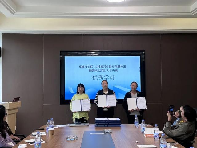 在邛崃市天台山镇，红色巾帼正借新媒体东风，让5A风光、红色记忆与特色农产走向全国！