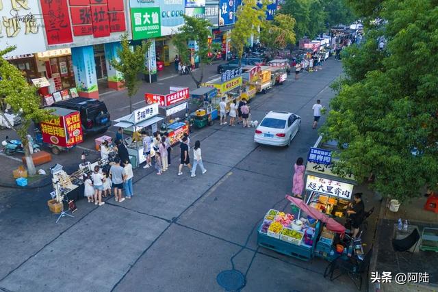 每当夜幕降临,一半天台人好像都在新城广场,这里的夜市太热闹了