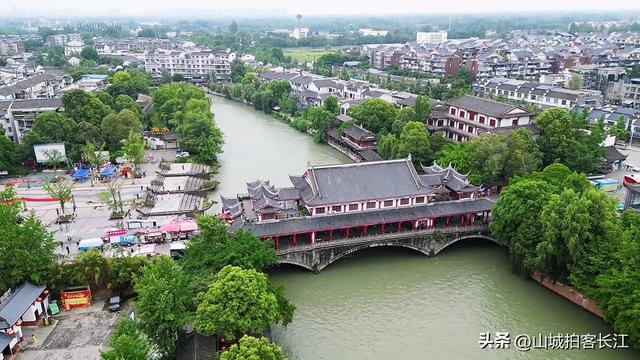 成都漂亮的水乡古镇，距市区仅22公里，享有“小都江堰”美誉！